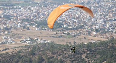 ÇİNE’NİN SEMALARI PARAŞÜTÇÜ VE PARAMOTORCULARLA RENKLENDİ
