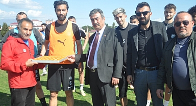 YENİ SANAYİ MUHTARINDAN FUTBOLCULARA BAKLAVA DOPİNGİ 