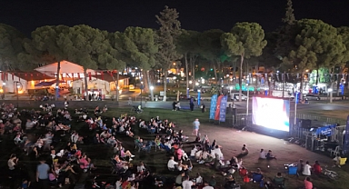 BAŞKAN ÇERÇİOĞLU AYDINLILARI AÇIK HAVA SİNEMASIYLA BULUŞTURDU