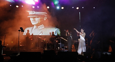 40 BİN AYDINLI KURTULUŞ COŞKUSUNU FUNDA ARAR KONSERİ İLE YAŞADI