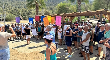 AKBÜK SAHİLİNİN KİRLENMESİNE VİCDANLARI ELVERMEDİ