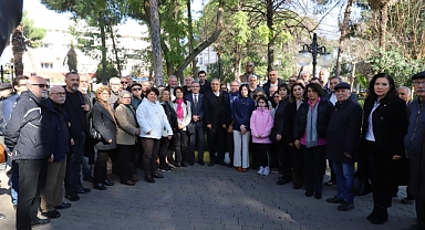 ADD UĞUR MUMCU ANITINA KARANFİL BIRAKTI “UNUTMAYACAĞIZ!”