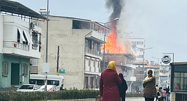 Çatı katında başlayan yangından son anda kurtuldular