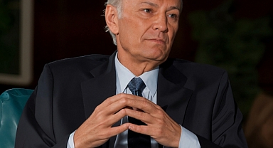 EDİZ HUN “SÜMÜKLÜ BÖCEKLER GİBİ KABUKLARIMIZA ÇEKİLDİK” 