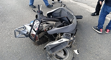 Tali Yoldan Anayola çıkan Motosikletliye araba çarptı