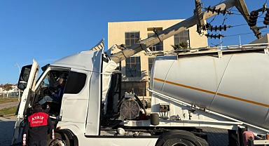 Tır Beton direğe çarparak durdu