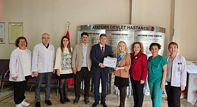 EMEKLİ OLAN SAĞLIK ÇALILANLARINA PLAKET