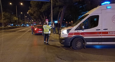 KIRMIZI IŞIKTA BEKMELEK İSTEMEDİ MOTOSİKLETLİYE ÇARPTI