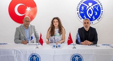 AZRA KAYA PROFESYONEL SÖZLEŞME İMZALADI