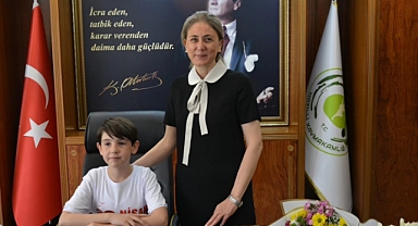 Çocuklar Makam koltuklarına oturdu