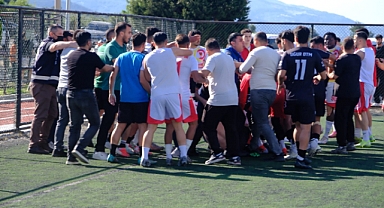 BAŞKANLARIN İZLEDİĞİ MAÇTA YUMRUKLAR VE KARTLAR HAVADA UÇUŞTU