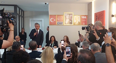 ÖZGÜR ÖZEL KUŞADASI CHP İLÇE BINASINDA CAY İÇTİ