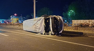 Ticari Kamyonet Refüje çarptı