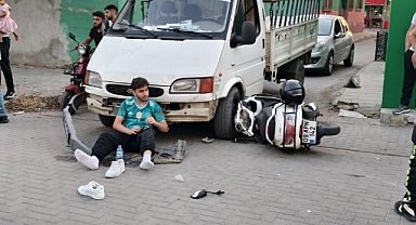 MOTOSİKLET İKİ ARACA ÇARPARAK DURABİLDİ