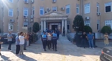 TUR OTOBÜSÜNE SALDIRANLAR ADLİYEYE SEVK EDİLDİ