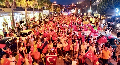 BİNLERCE KİŞİ KUŞADASI’NIN KURTULUŞU İÇİN YÜRÜDÜ