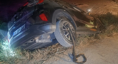 OTOMOBİL TARLAYA UÇTU YARALANAN OLMADI