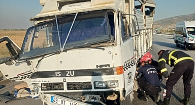 OTOYOLDA KAMYON İLE KAMYONET ÇARPIŞTI 7 YARALI