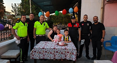 Polislerden 17 Yaşına giren Müge’ye Doğum günü sürprizi