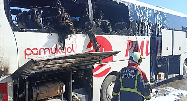 YOLCU OTOBÜSÜ HAREKET HALİNDEYKEN YANMAYA BAŞLADI