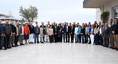 BAŞKAN ÖMER GÜNEL CHP KUŞADASI İLÇE ÖRGÜTÜ’NÜN YENİ YÖNETİMİYLE BİR ARAYA GELDİ