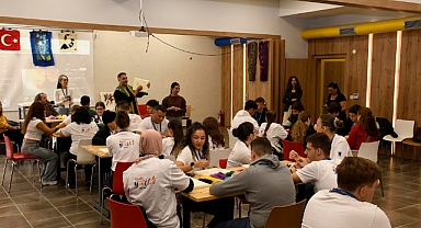 GENÇLİK TOPLANTISI KEÇE ATÖLYESİYLE RENKLİ ANLARA SAHNE OLDU