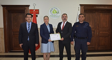 KAYMAKAM KÜPELİ'DEN ŞAFAK YILDIRIMA PLAKET