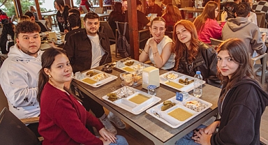 KUŞADASI BELEDİYESİ SOFRASINI BU YIL DA ÜNİVERSİTELİLERLE PAYLAŞIYOR