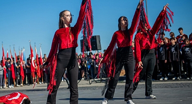 KUŞADASI'NDA CUMHURİYET'İN 102'NCİ YILI BÜYÜK COŞKUYLA KUTLANDI