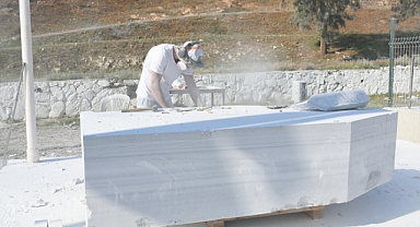 NEOPOLİS’TE MERMER BLOKLAR ‘ADALET’ TEMASIYLA ŞEKİLLENİYOR