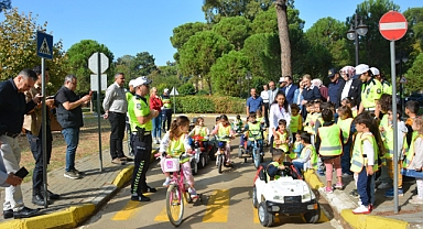 SÜMERPARK'TA MİNİKLERE UYGULAMALI TRAFİK EĞİTİMİ VERİLDİ