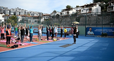 KUŞADALILAR TENİS KULÜBÜNDE HEP BİRLİKTE YOGA YAPTI