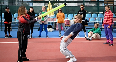 KUŞADASI’NDA KADINLARA ‘YAKIN SAVUNMA TEKNİKLERİ’ EĞİTİMİ VERİLDİ