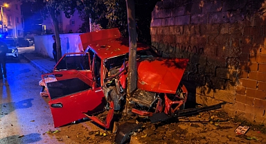 Nazilli'de Ağaca Çarpan Otomobilde Sürücü Ağır Yaralandı