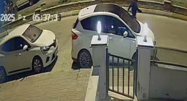 Gece yarısı Araçların Aynalarını Tekmeleyerek kırdı