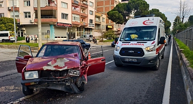 KEDİYE ÇARPMAMAK İÇİN DİREKSİYON KIRDI ZİNCİRLEME KAZA MEYDANA GELDİ