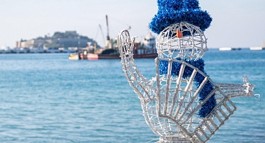 KUŞADASI’NDA RENGARENK GÖRÜNÜMÜYLE YILBAŞI PAZARI KURULDU