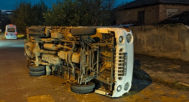 Nazilli'de Trafik Kazası: Kamyonet Yol Levhasına Çarparak Yan Yattı