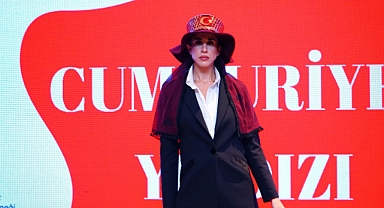 ŞAPKALARIYLA ÇAĞLARINI SELAMLADILAR