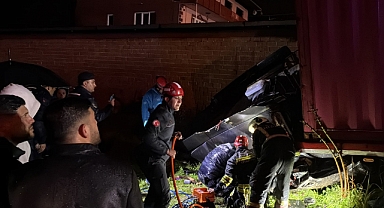 Tır Rayların Üzerine Devrildi, Sürücü Hayatını Kaybetti