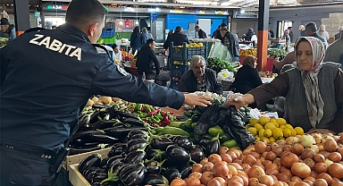 Zabıta Ekiplerinden Pazarcı Esnafına Çöp Poşeti Desteği