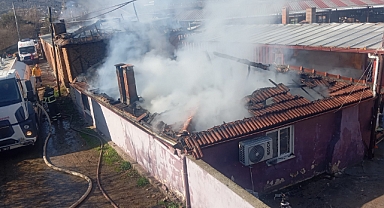 BOZDOĞAN'DA EV YANGINI İKİ BİNA KÜL OLDU