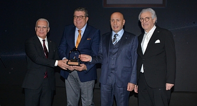 EGE İHRACATÇILAR BİRLİKLERİNDEN UĞUR SOĞUTMAYA İKİ ÖDÜL 