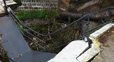 KUŞADASI BELEDİYESİ EKİPLERİ OLASI BİR FACİANIN ÖNÜNE GEÇTİ