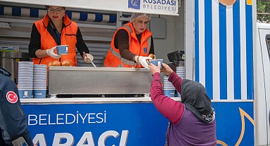 KUŞADASI BELEDİYESİ’NDEN İÇLERİ ISITAN SICAK ÇORBA İKRAMI