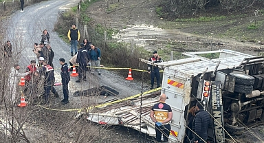 Kuşadası’nda Kamyon Şarampole Yuvarlandı: 1 Ölü, 2 Yaralı