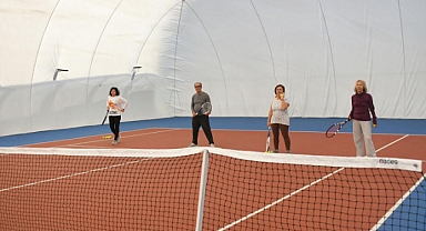 KUŞADASI’NDA RAKETLER BU KEZ EMEKLİLERİN ELİNDE