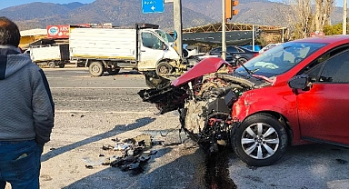 KUYUCAK'TA OTOMOBİL İLE KAMYONET ÇARPIŞTI