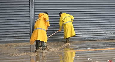 SAĞNAK FELAKETİ SONRASI KUŞADASI BELEDİYESİ EKİPLERİ SAHADA 