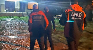 Aracı akıntıya kapılan vatandaş son anda kurtuldu   